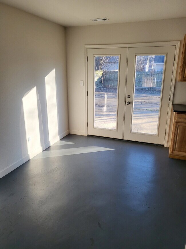 Building Photo - "Charming 3-Bed Home in Jonesboro with Granite Countertops & 2 Full Baths!"