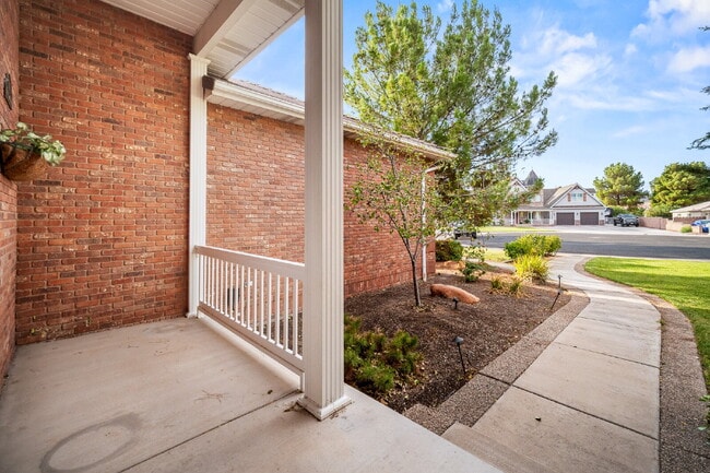 Building Photo - "Spacious 4-Bedroom, 4.5 Bathroom 4792 sq. ft. Retreat with Scenic Views and Cozy Fireplace in St...