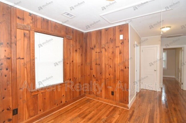 Building Photo - 2037 Spring Hill Ter