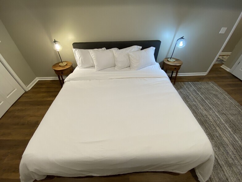 Building Photo - 913 W Belden Ave