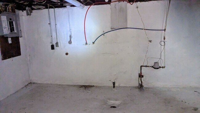 Building Photo - Welcome to your charming home located in the vibrant city of Akron