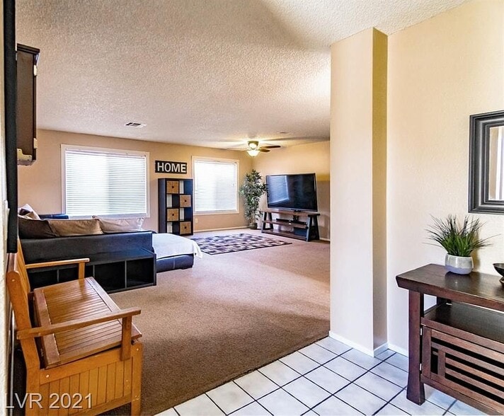 Living room - 4060 N Elkridge Dr