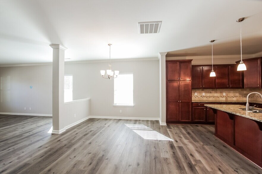 Building Photo - 1020 Sapphire Dr