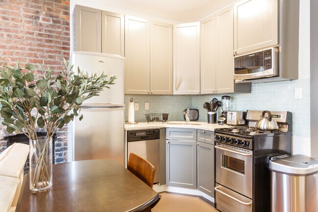 Building Photo - 346 W 52nd St