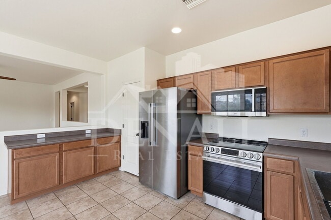 Building Photo - 584 N Highlands Grove Ln