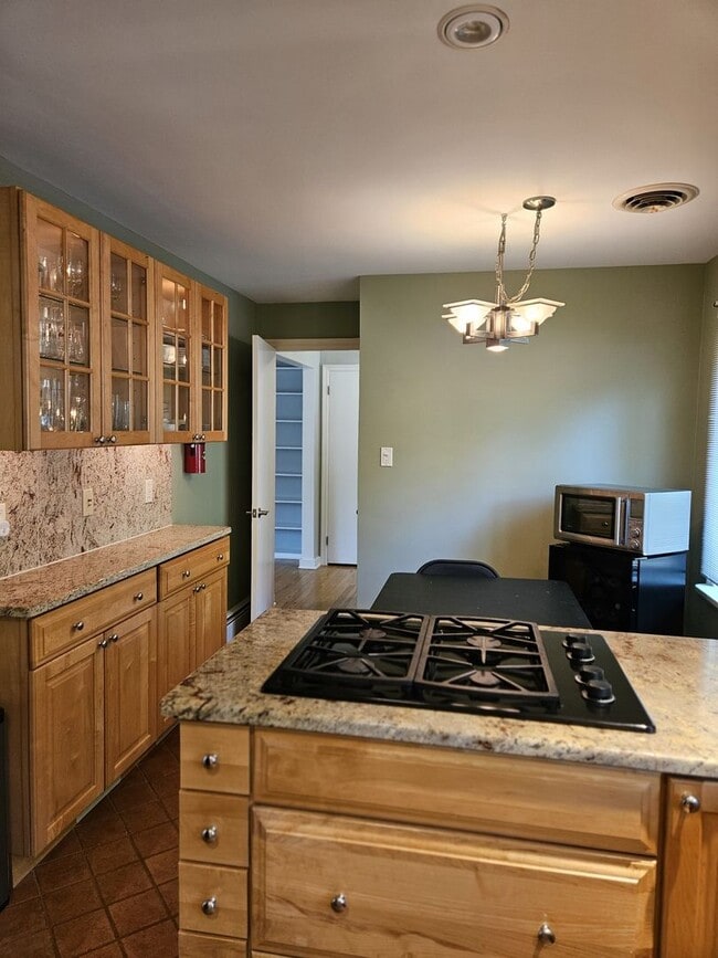 Building Photo - 3 Bedroom  Available June 8th  2026