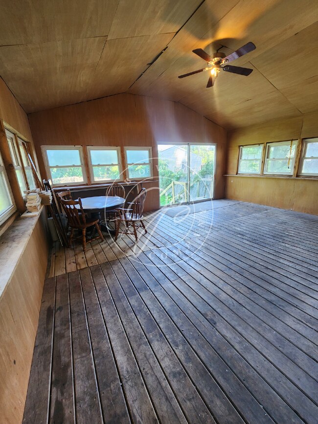 Building Photo - 3 bed 1 bath with bonus rooms!