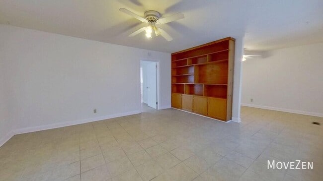 Building Photo - 210 Oakcrest Dr