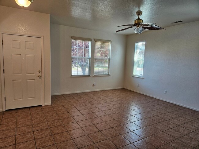 Building Photo - 3 bedroom single story in Manteca!