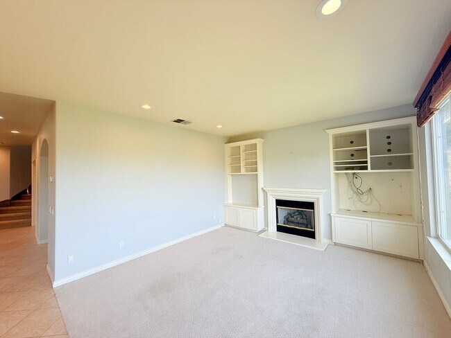 Building Photo - Spacious 4-bedroom, 3-bathroom home in New...
