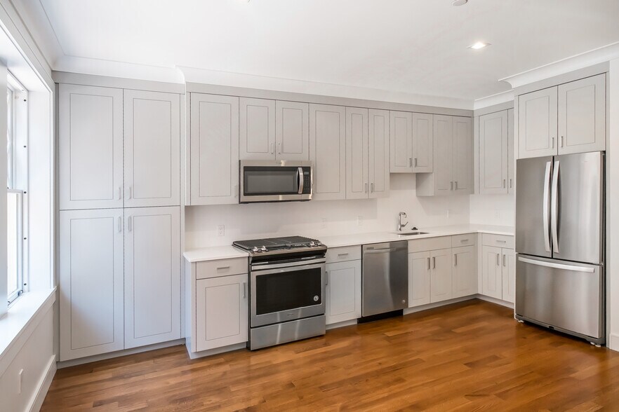 Building Photo - 11 Temple St