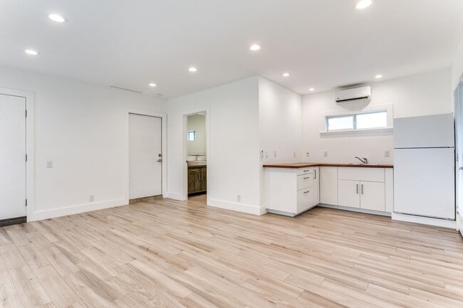 Building Photo - 4-BEDROOM IN BLOSSOM PARK