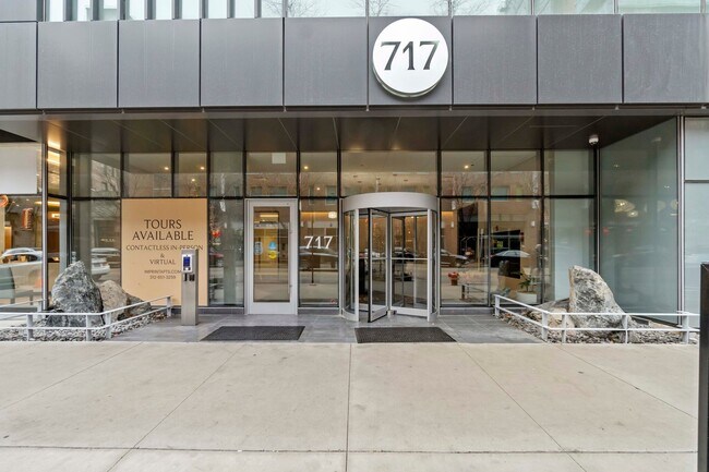 Building Photo - 643 S Clark St