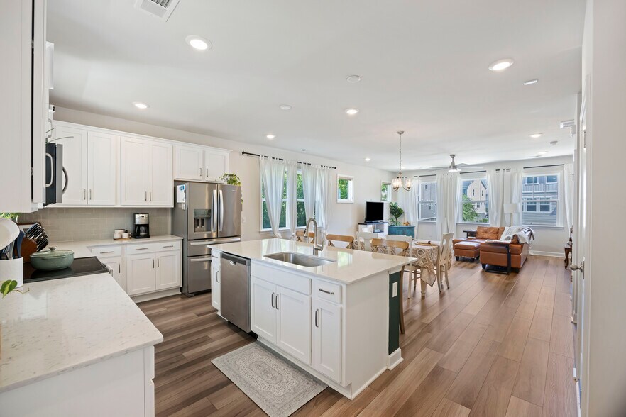 Building Photo - 210 Winding River Dr