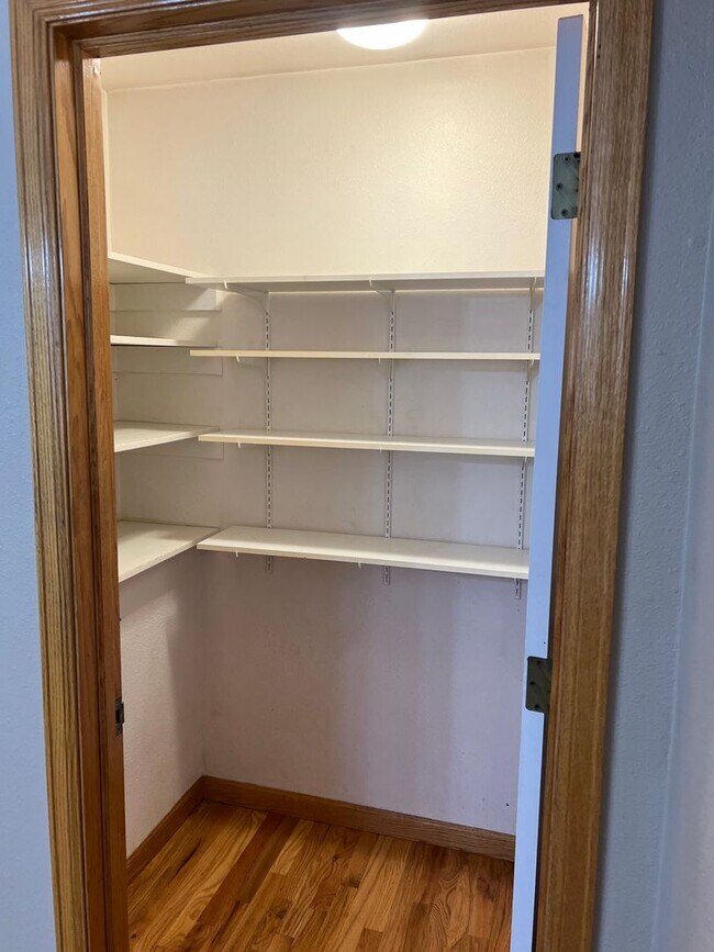 Building Photo - AVAILABLE NOW - BEAUTIFUL 6 bedroom home F...