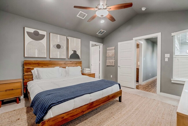 Building Photo - 2002 Rosewood Ave