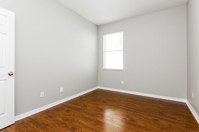 Building Photo - 323 Higher Combe Dr