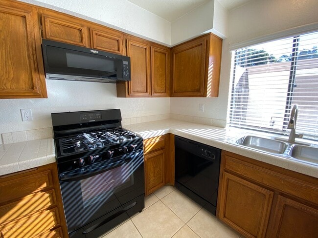 Building Photo - 3 Bed 2 Story Townhome in Tanglewood Community!