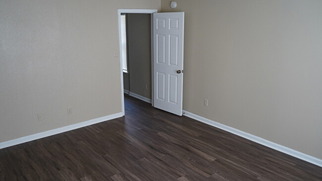 Building Photo - 4701 Waterfront Oak Dr