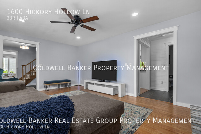 Building Photo - 1600 Hickory Hollow, Menasha