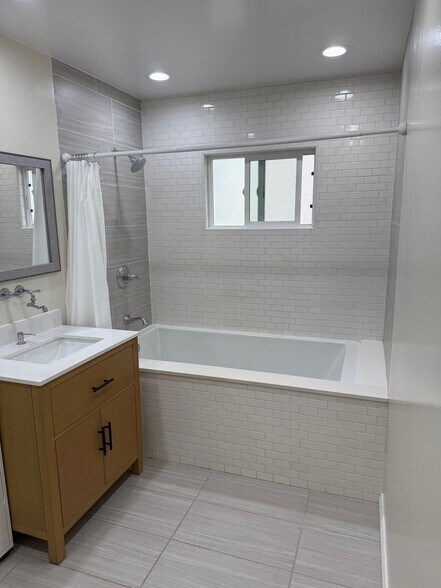 Building Photo - 4674 W 131st St