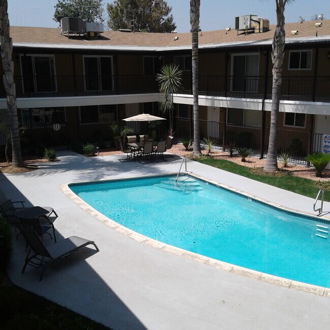 Building Photo - 1001 Pine Ave