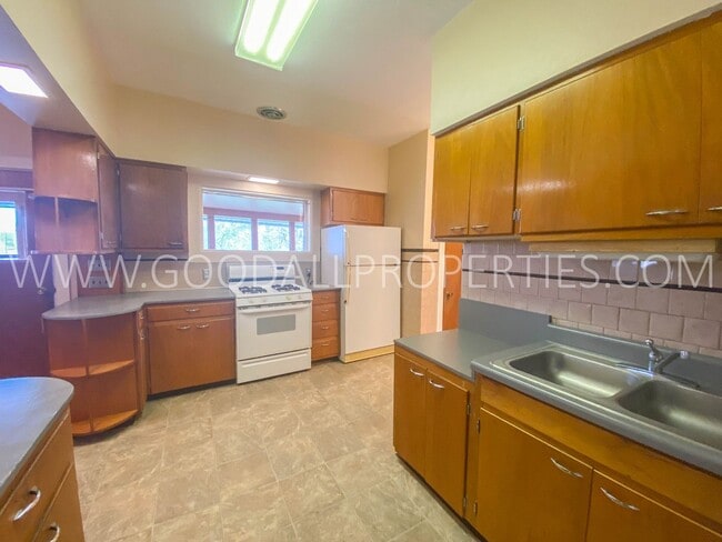 Building Photo - Updated 2-Bedroom Home in Adel with Large Yard