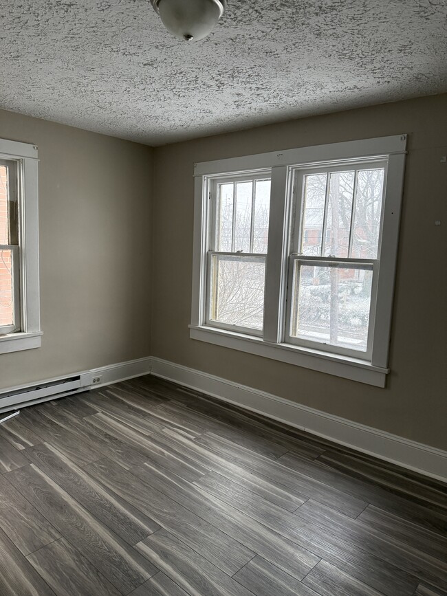 Building Photo - 914 W King St