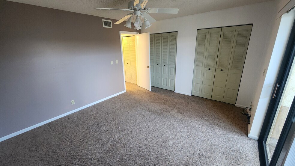 Building Photo - 911 SW South River Dr