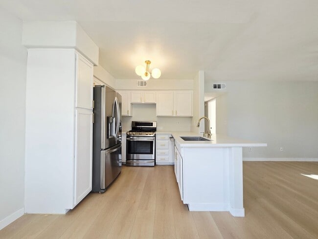 Building Photo - RENOVATED 2BD/2BA NEAR STRIP!