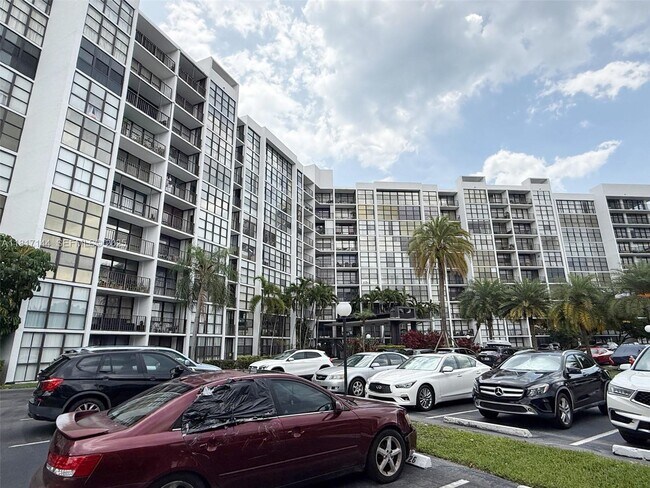 Building Photo - 800 Parkview Dr