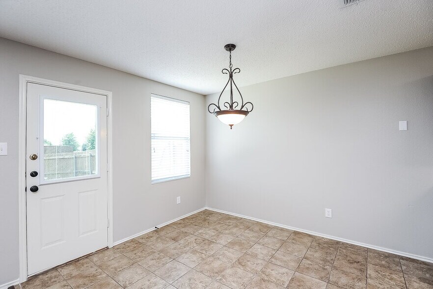 Building Photo - 2999 Fallbrook Dr