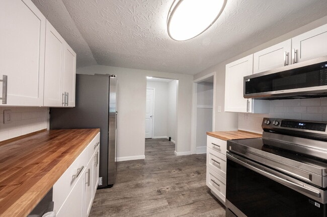 Building Photo - "Spacious 4-Bedroom Gem with 2 Full Baths ...