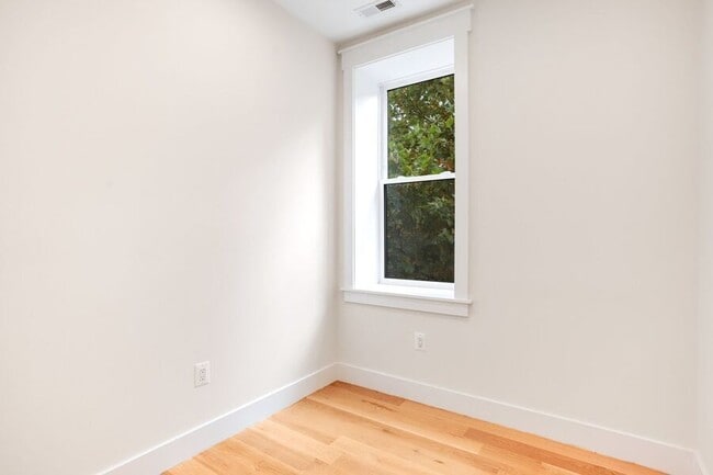 Building Photo - 1336 Newton St NW