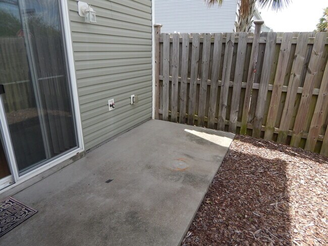 Building Photo - End Unit 3 Bedroom/3 Bath in Saylor's Watch. Trash included!