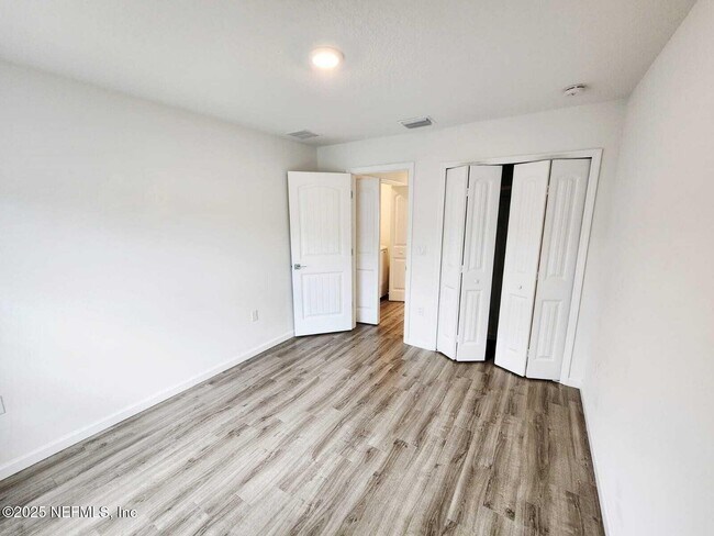 Building Photo - 27 Farmsworth Dr