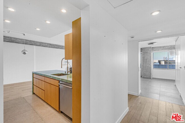 Building Photo - 7135 Hollywood Blvd