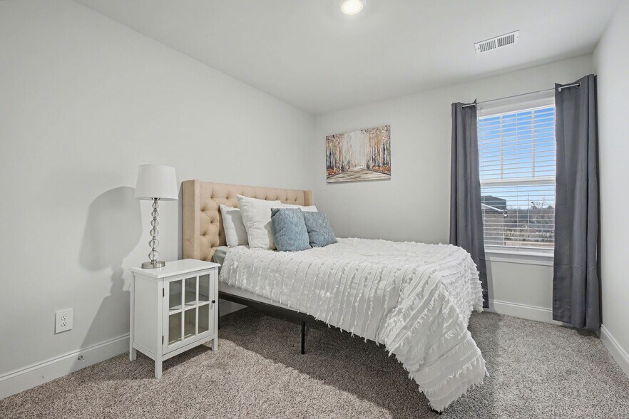 *** PROPERTY DOES NOT COME FURNISHED *** - 1682 Denali Dr