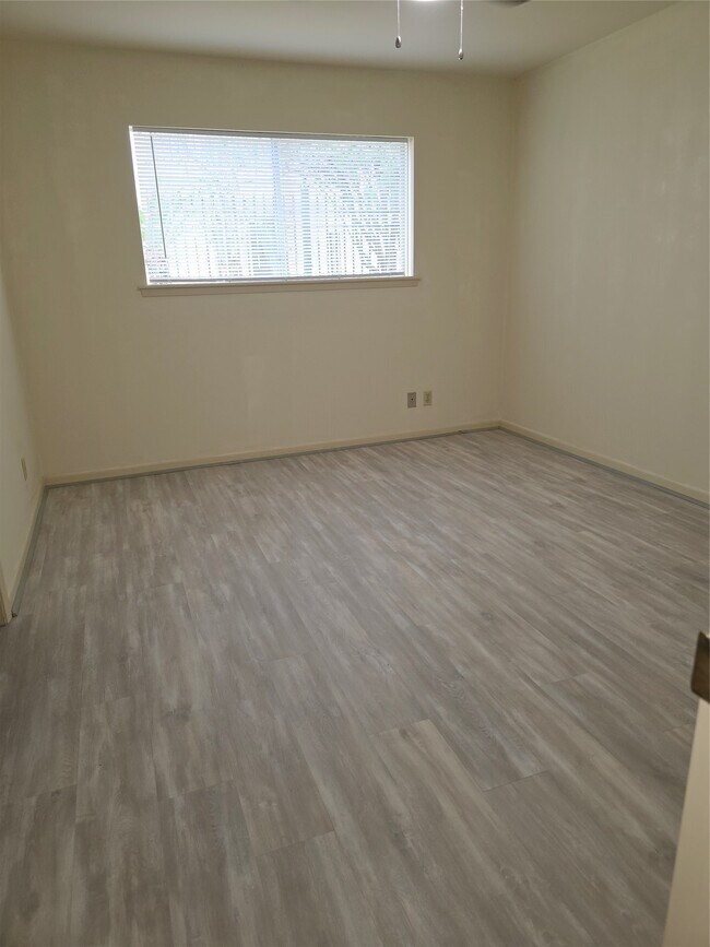 Building Photo - 406 Fox Briar Ln