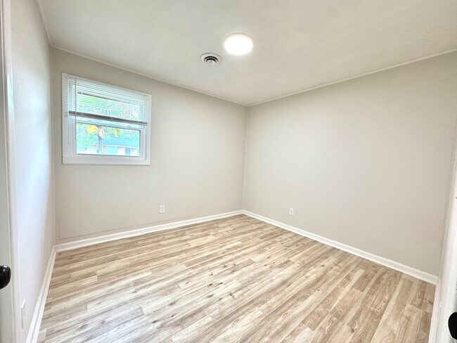 Building Photo - 868 Watts Dr