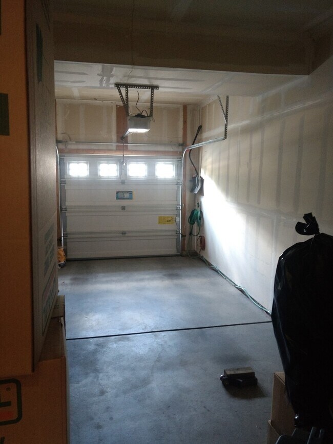 Building Photo - 2 bed/3 bath with spacious finished basement!