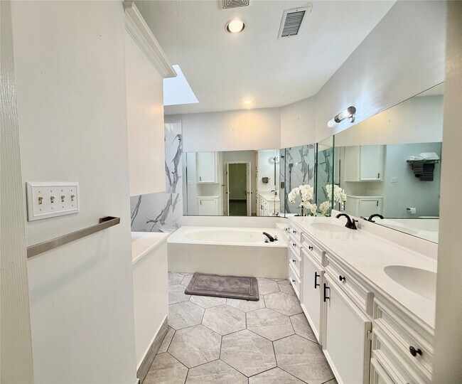 Building Photo - 8006 Oakwood Bend Dr