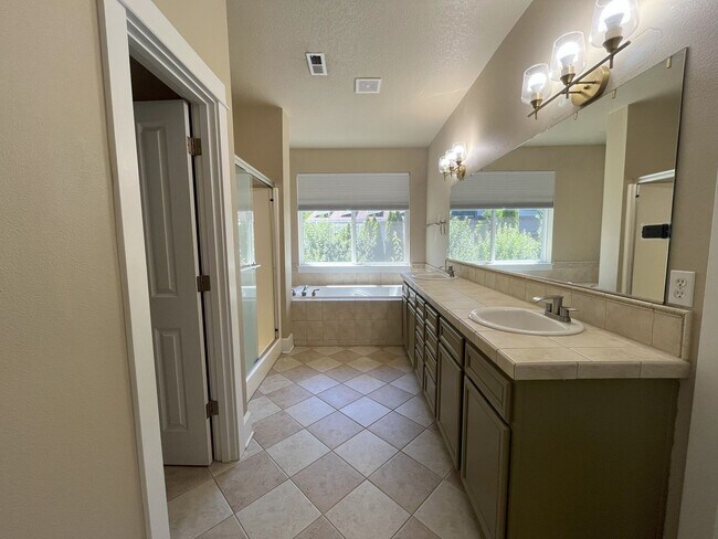 Building Photo - Bright & Airy Home with Granite Kitchen, V...