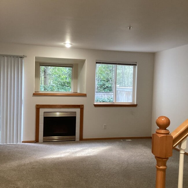 Building Photo - Bright & Spacious Everett Condo – 3 Bed, 2...
