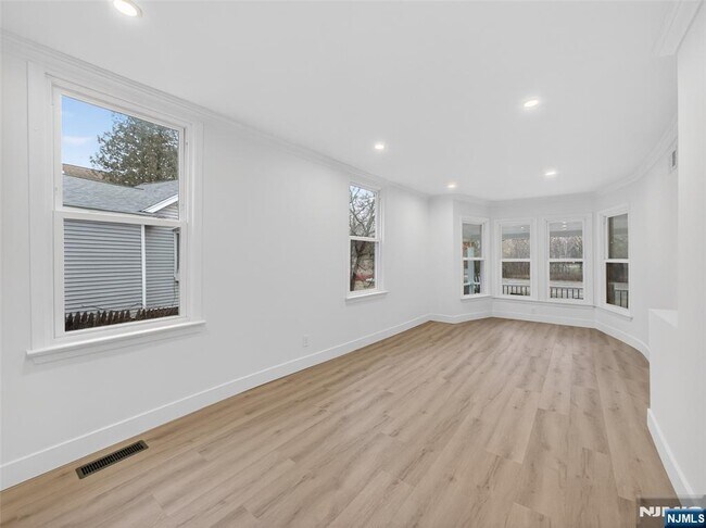 Building Photo - 114 Colony Ave