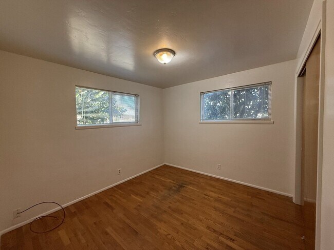 Building Photo - 210 Sunnyside Dr