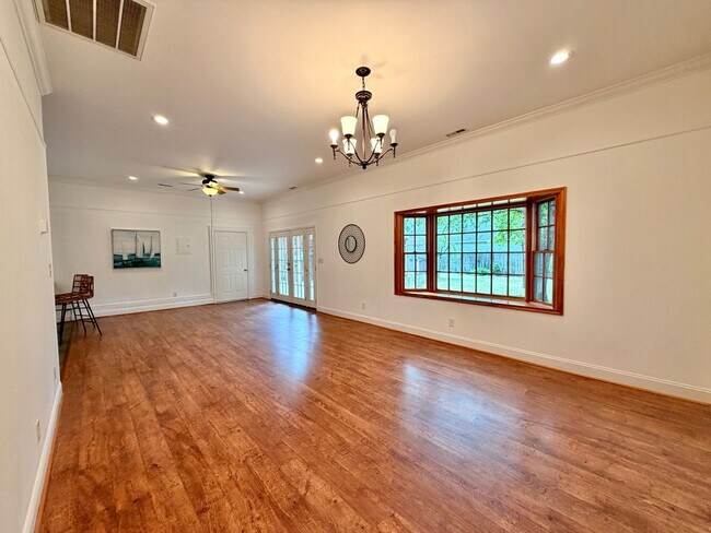 Building Photo - Recently Updated 4-Bedroom Ranch Home w/a 2 Bedroom Guest Cottage! Ready 05-01-26! Pet Friendly Home