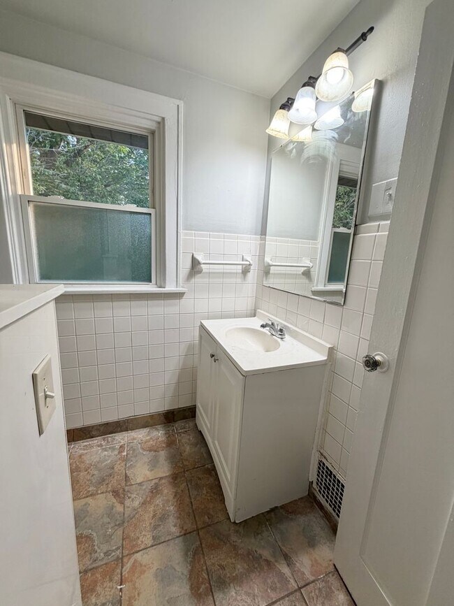 Building Photo - Great 3 bed home in Bond Hill!!