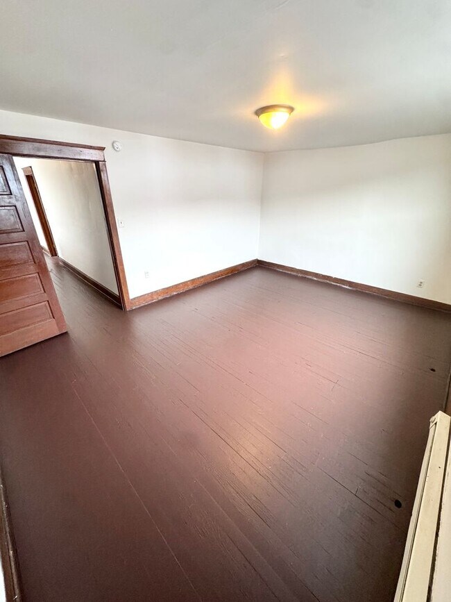 Building Photo - 819 E 5th St