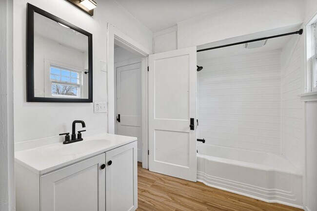 Building Photo - COMING SOON - 3 BEDROOM HOUSE ON SPRING ST